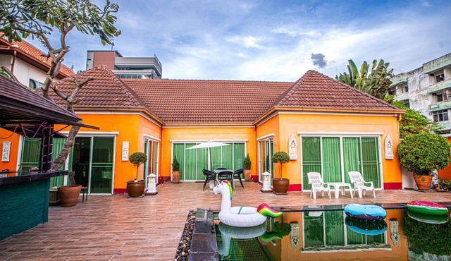 Magnitude 6-bedroom Villa in Pratumnak in Muang Pattaya