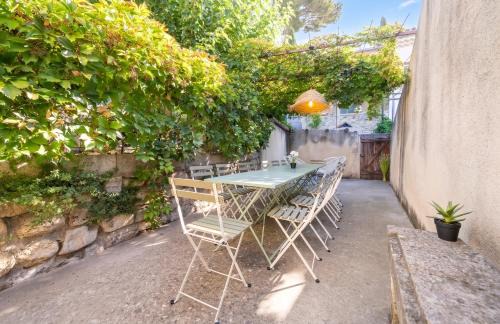 Maison authentique à Montfrin avec terrasse, Air conditionné. in Montfrin