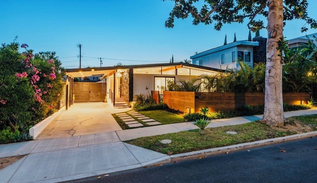 Mid Century Modern Beach Villa with Pool - Close to beaches, parks, Disneyland in Long Beach