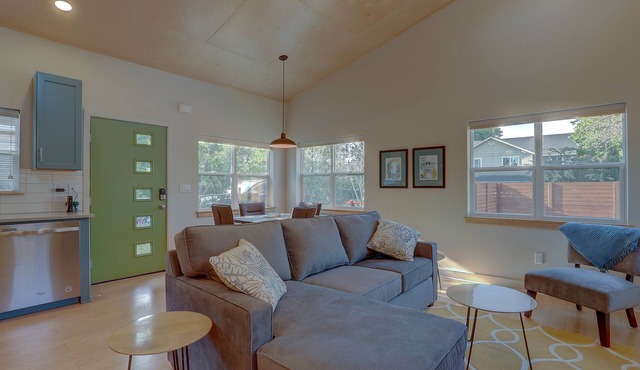 MOD POD Sleek & Modern, A/C, Cozy Retreat, Walk to Downtown in Bend