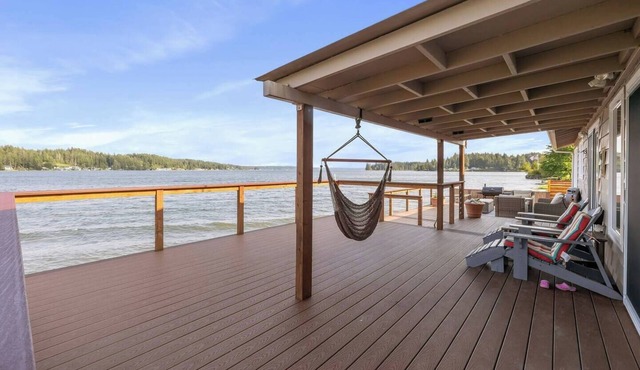 Modern Beachfront Cabin with Hot Tub and Kayaks in Allyn