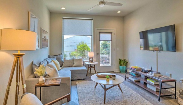 Modern Chic Condo with Balcony and Pool, Walk to Downtown in Austin