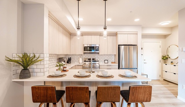 Modern Condo w/AC, close to YYC in Calgary