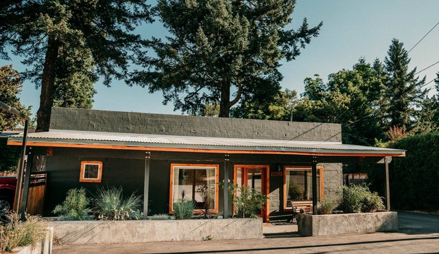 Modern cottage centrally located with private access to the Rogue River! in Grants Pass