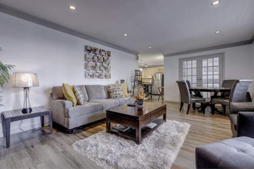 Modern Downtown 2 Bed 2 Bath Near Aquarium in Atlanta