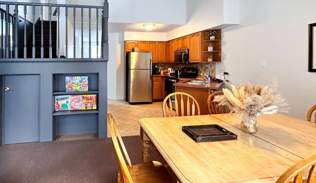 Modern Golf Retreat/Ski hill view 10 minutes to Blue mountain, many other hills nearby/Scandinave Spa 6 min/Pool access available in Collingwood