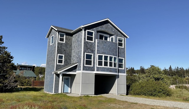 Modern Home with Panoramic Views, Community Beach/Pool & Mid Island Location! in Coupeville