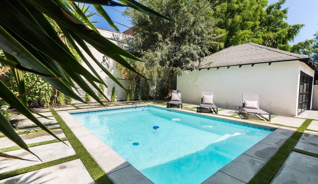 Modern Luxury Bungalow with a Pool in Larchmont Village in Los Angeles