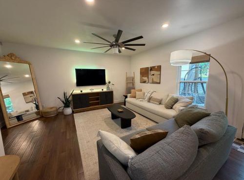 Modern Oak Lawn 3BR w EV & Yard in Dallas