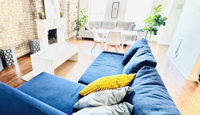 Modern& Spacious 2BR in Prime Location with 1 Parking Spot in Chicago