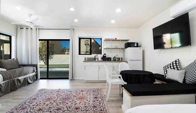 Modern Studio Suite w/Kitchen by Miracle Mile in Los Angeles