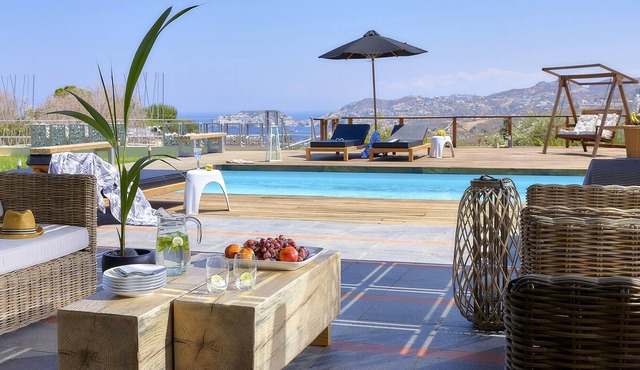 Modern Villa w/ Tennis Court, Private pool, Ping Pong Table close to Sea & Shops