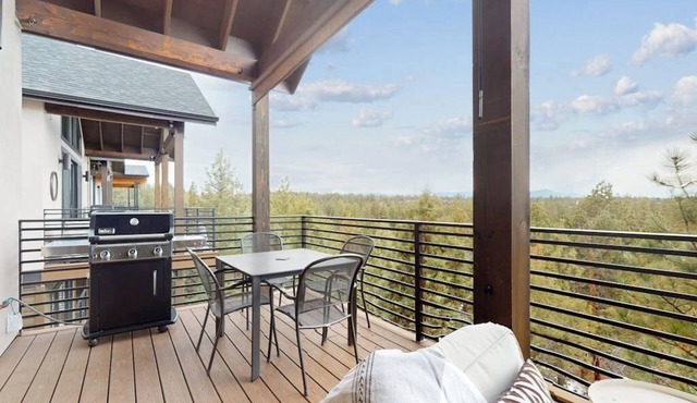 Modernist Mountain View Retreat in Old Mill! Hot Tub! Pool Table! in Bend