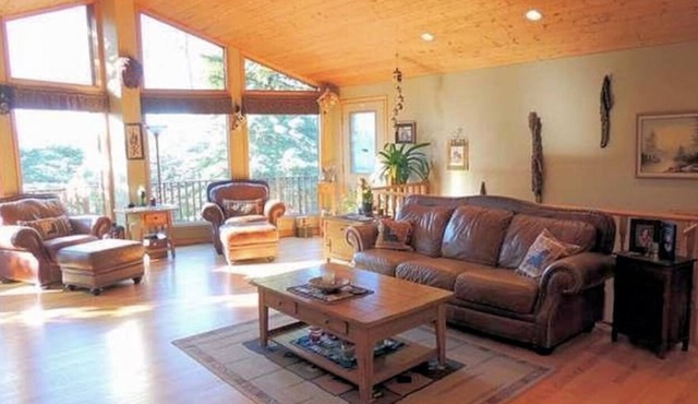 Mountain Chalet | PRIVATE Pool & Hot Tub | 2-min DRIVE to Jasper National Park in Yellowhead County