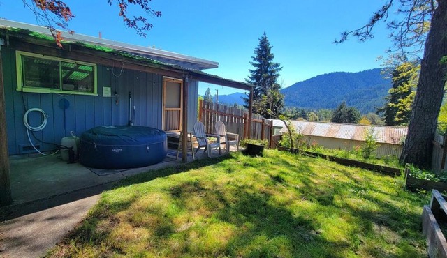 Mountain Peak Views from Hot Tub in Uptown 2 Bdr in Oakridge