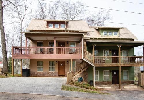 Mountain View Villa on Choice Ave - Steps to Downtown in Dahlonega