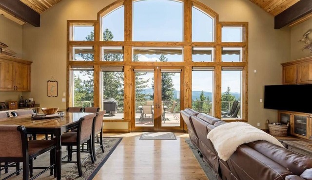 Mountaintop retreat w/lake views & hot tub near Coeur d'Alene in Coeur d'Alene