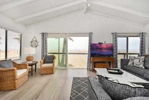 Multi Level Oceanfront Home With Oceanviews and Private Patio on the Boardwalk in Newport Beach