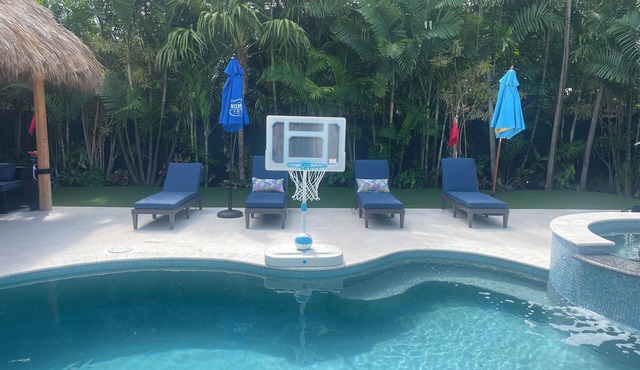 New 4BR/4BA Sleeps 12+ minutes to Beach & Duval St. Private backyard pool oasis in Key West