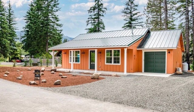 NEW Charming 2-bedroom house right across from McKenzie River in Blue River