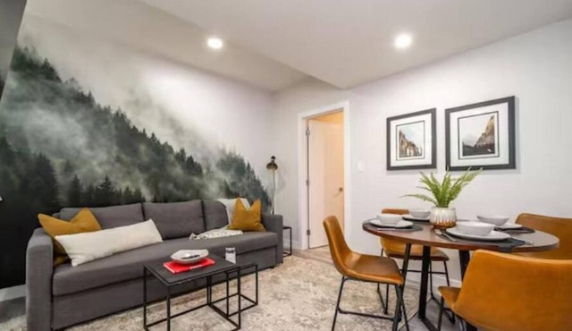 NEW - Mountain Chic Escape - Whyte Ave - Netflix - Clean! in Edmonton