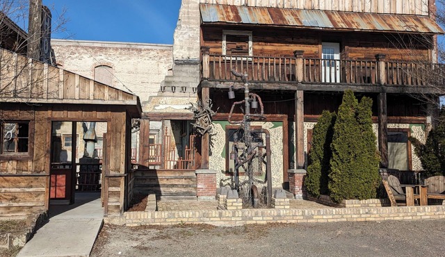 Newly redecorated, vintage 2-bedroom apartment with WiFi in Saint Anthony in Saint Anthony