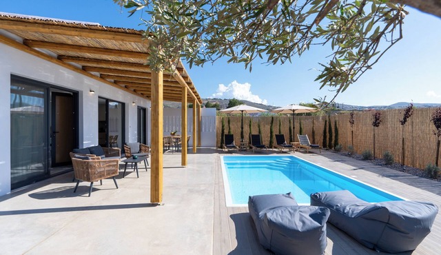 Notias- An Intimate Comfort Stay with Garden and Pool
