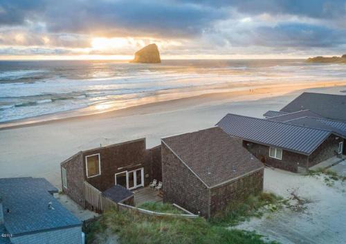 Ocean Front.Sand in your toes getaway! in Pacific City