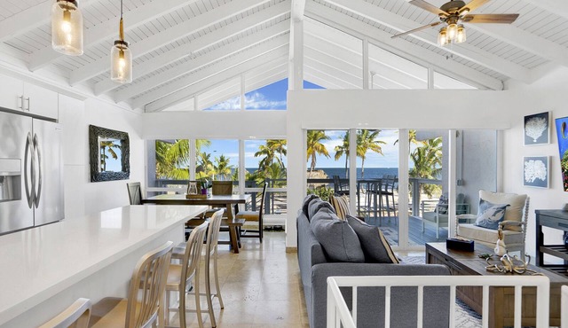 Ocean Front Villa with endless Views, golf cart, paddle boards, kayak and bikes in Key Largo