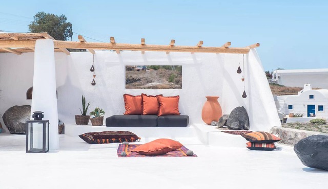 Oia Cave Suite + Private Plunge Pool in santorini