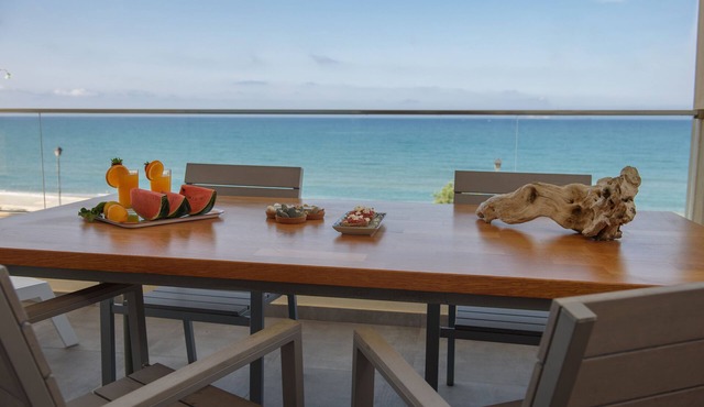 Pasithea Suite | Beachfront Getaway