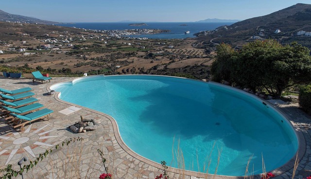 Peaceful Cycladic Villa, Andros, Large Pool, Aegean Views, 5 mins from the port