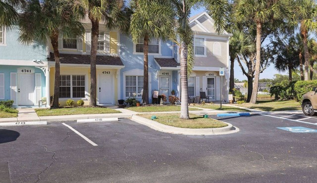Peaceful Lakeside Stay with Private Screened Patio-Community Pool-Near Beaches in Bradenton