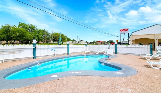Peaceful Unit Near Dairy Queen – Pet Friendly, Pool & On‑site Parking in Three Rivers