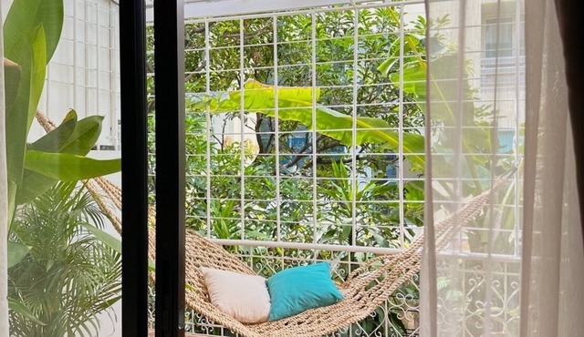Perfect 6-bedroom townhome with AC in vibrant Asok in Krung Thep Maha Nakhon