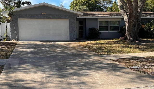 Pet Friendly home with hot tub and access to Taylor Park in Largo