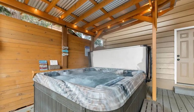 Pool/Hot Tub/75 inch TV/1000mbps/Brand New in Grants Pass