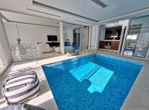 Premium stay with Indoor Pool & parking