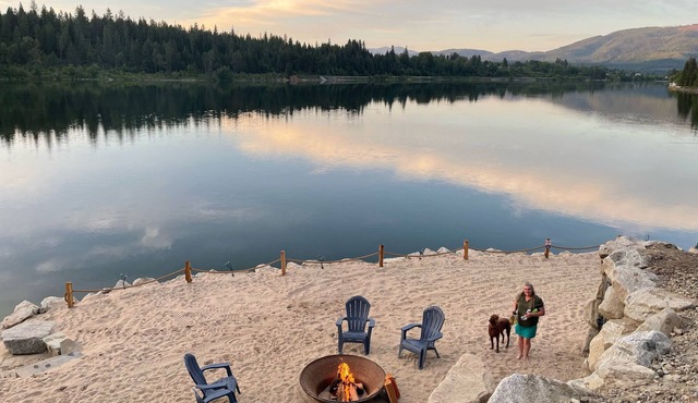 Private Cove River Home with water toys, 200 foot sandy beach and boat dock. in Priest River