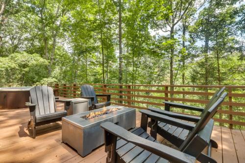 Private Hot Tub & Fire Pit: Family Broadway Cabin in Broadway