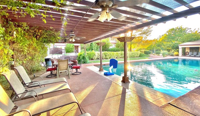 Private Massive Pool, Tennis Court, Basketball Court, Game Room, 6mi. to Strip in Las Vegas