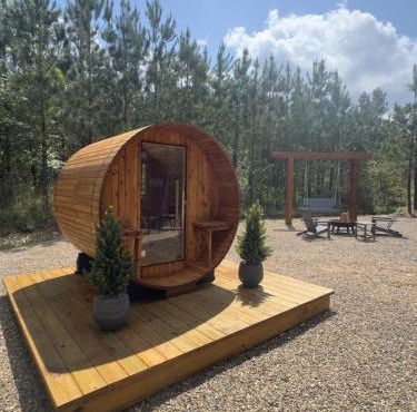 Private Romantic HotTub, Soaking Tub, King Bed in Broken Bow
