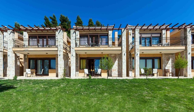 R 1203 Aspen Villa- Villa Eva with Sea View, Mountain View & Garden View