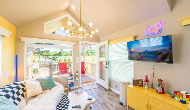 Rainforest Tiny Home Retreat: Retro in Forks