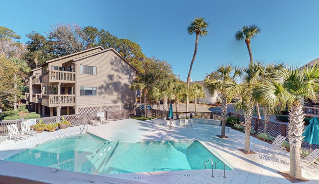 Recently updated, steps to the beach and The Dunes House Restaurant! in Hilton Head
