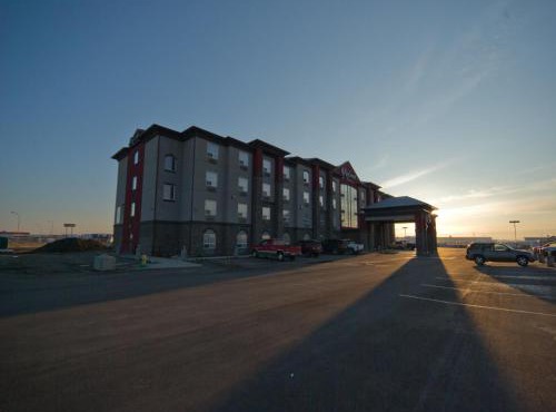 Redwood Inn & Suites in Clairmont