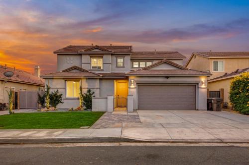 Resort style Retreat ! New Pool , Spa and Game room in Coachella