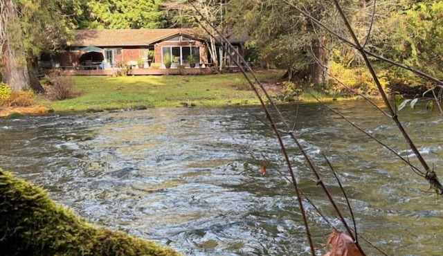 Right on the McKenzie - Pickleball Court in Blue River