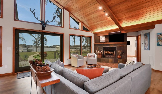 River House with Dock, Waterfront Stunner Sunrise to Sunset in St Johns