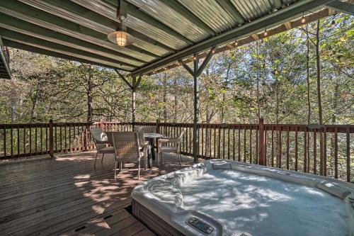 Riverfront Tallulah Falls Cabin w/Hot Tub! in Tallulah Falls